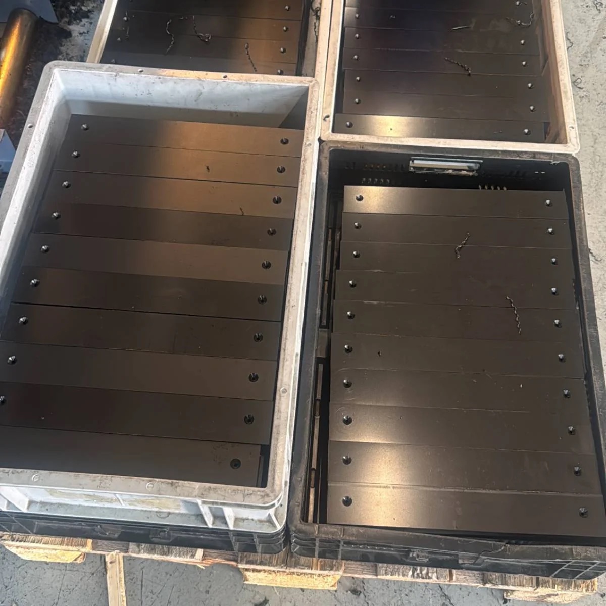 Serie zwarte HDPE stroken met een vast gatenpatroon