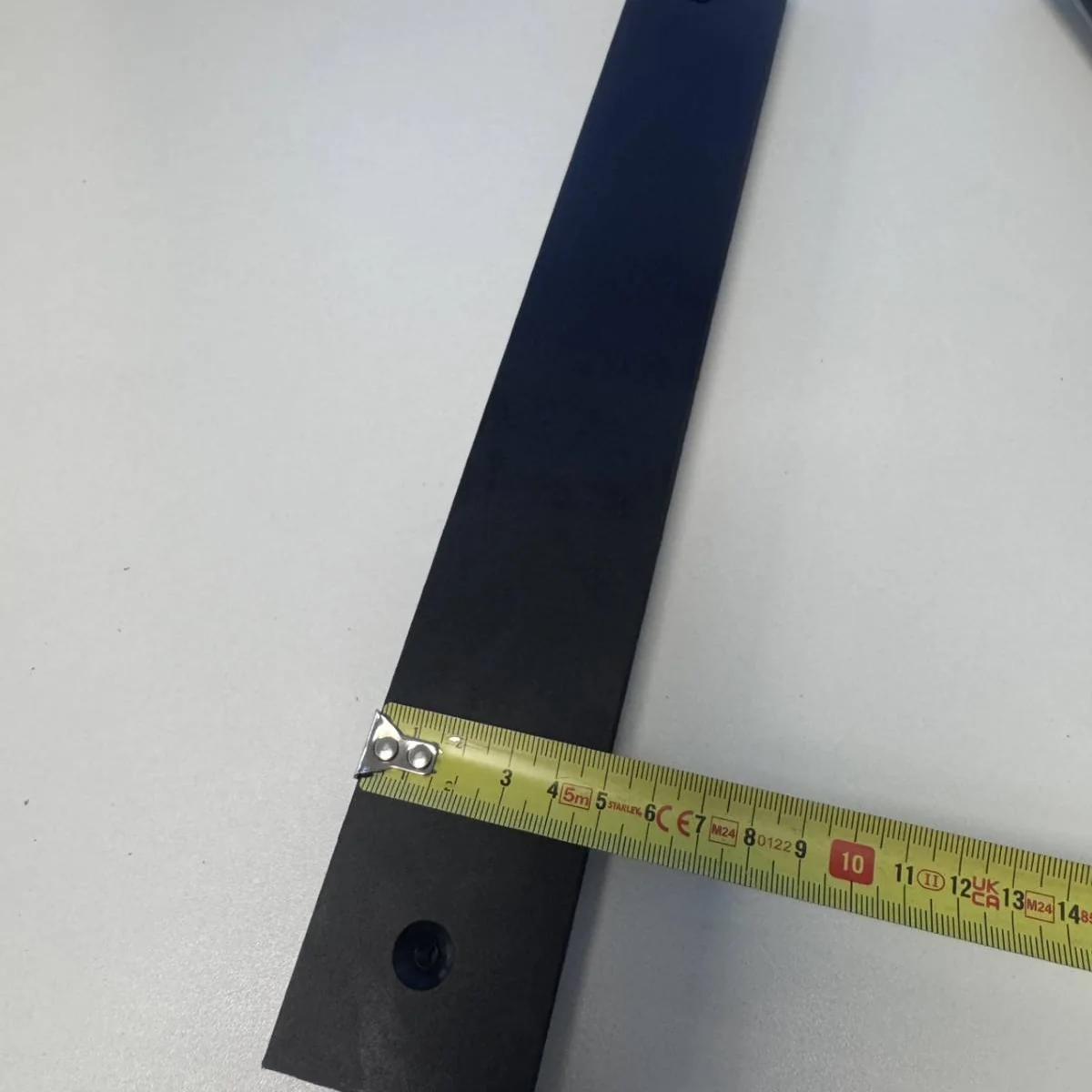 Kunststof blokken gecontroleerd met meetlint