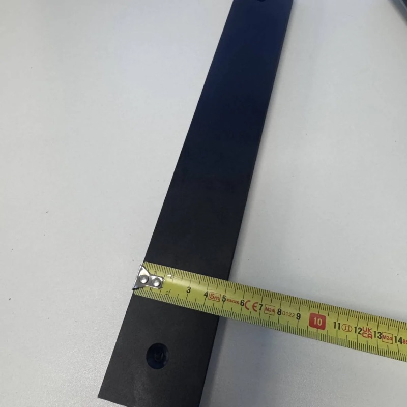 Maatcontrole van een computergestuurd bewerkte zwarte kunststof strook