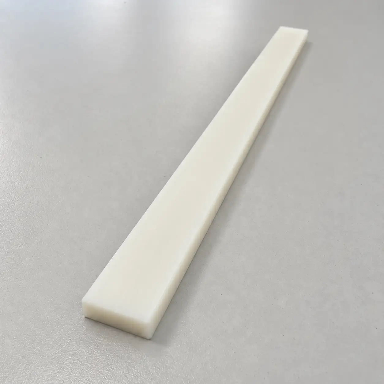 Rechte naturelkleurige POM strip zonder extra bewerking