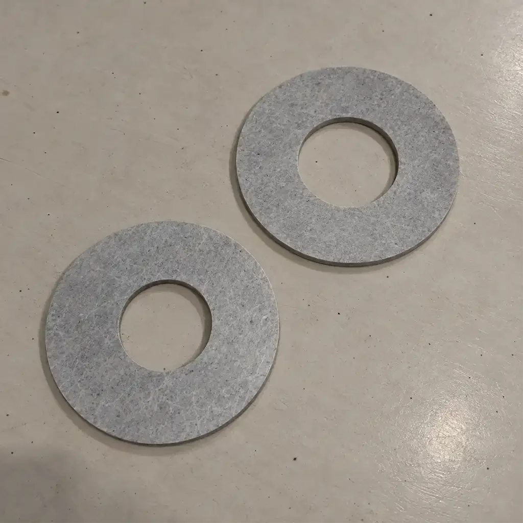 Twee grijze micaliet ringen met een brede vlakke rand