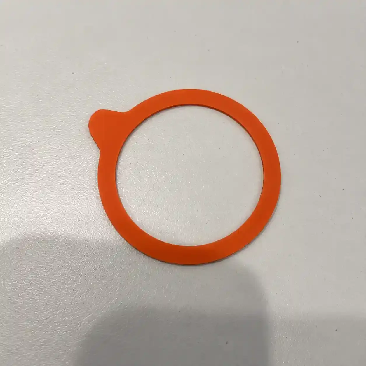 Oranje vlakke ring met een uitstekende lip aan de buitenrand