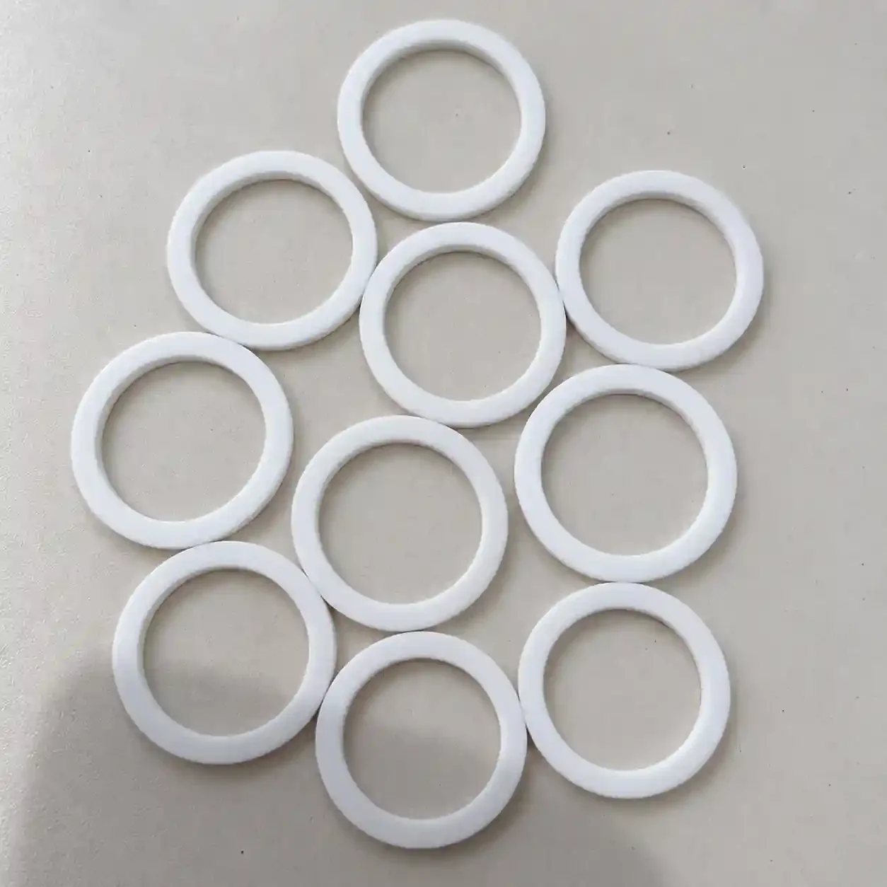 Serie witte PTFE ringen op een werkblad