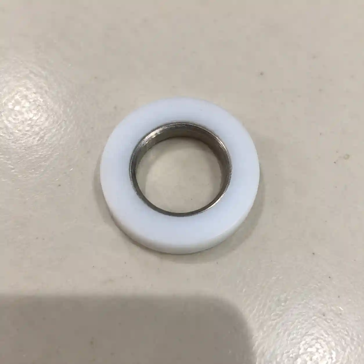 Witte Teflon ring met metalen binnenbus