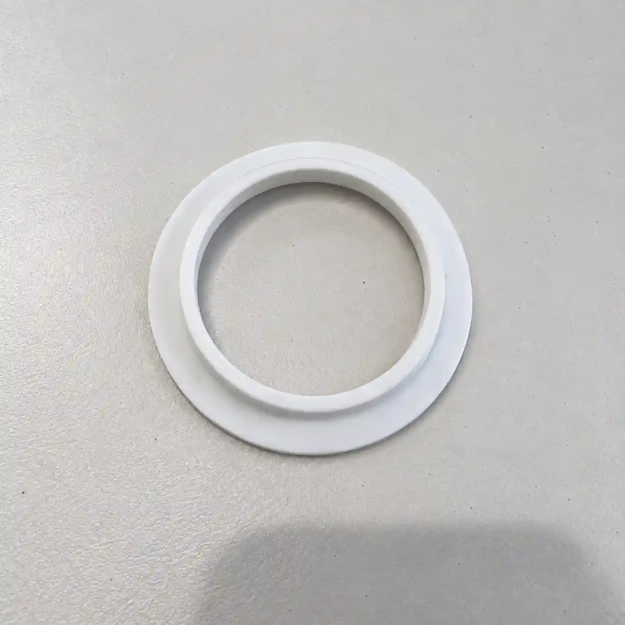 Witte PTFE ring met brede flens en opstaande kraag