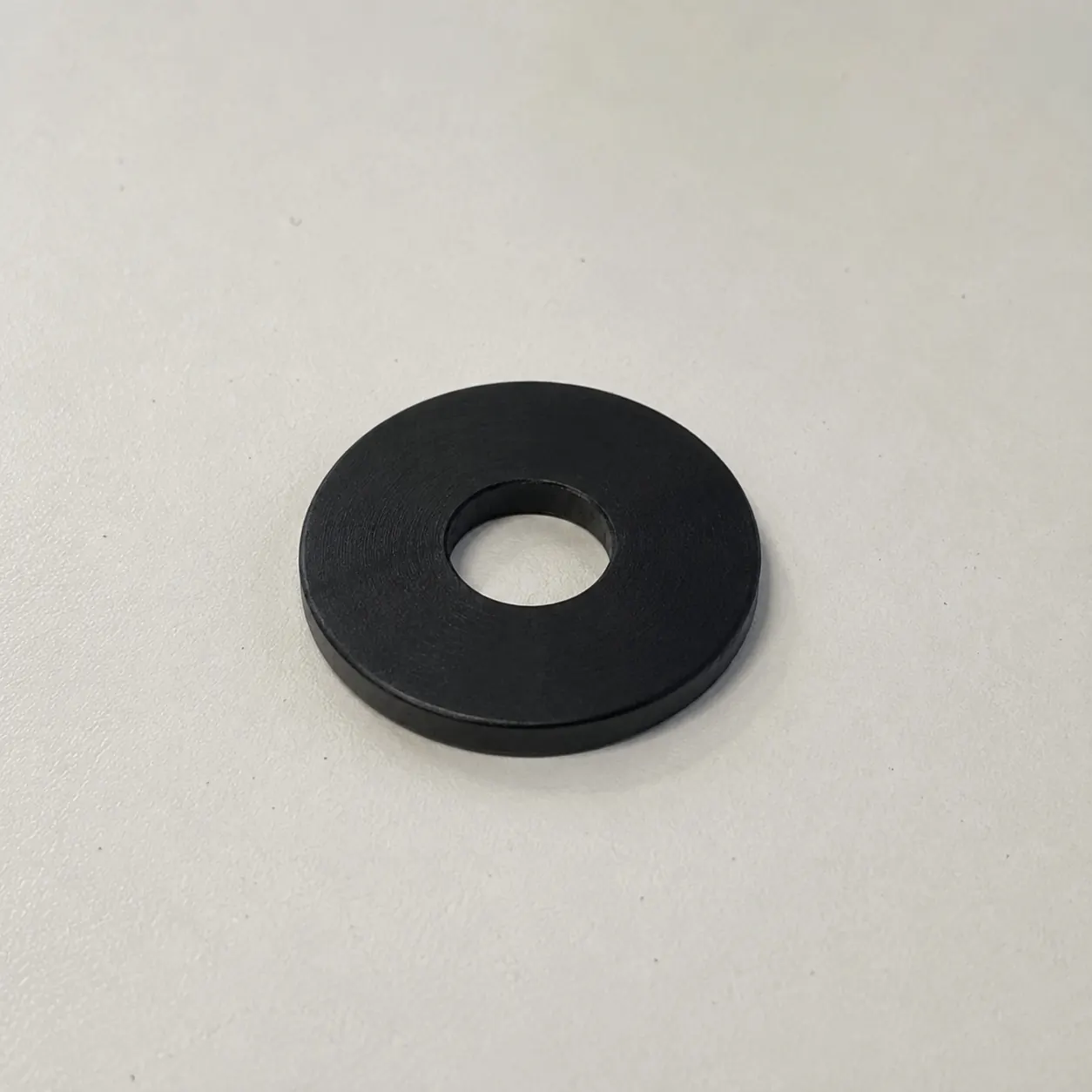 Zwarte kunststof ring met een ronde opening